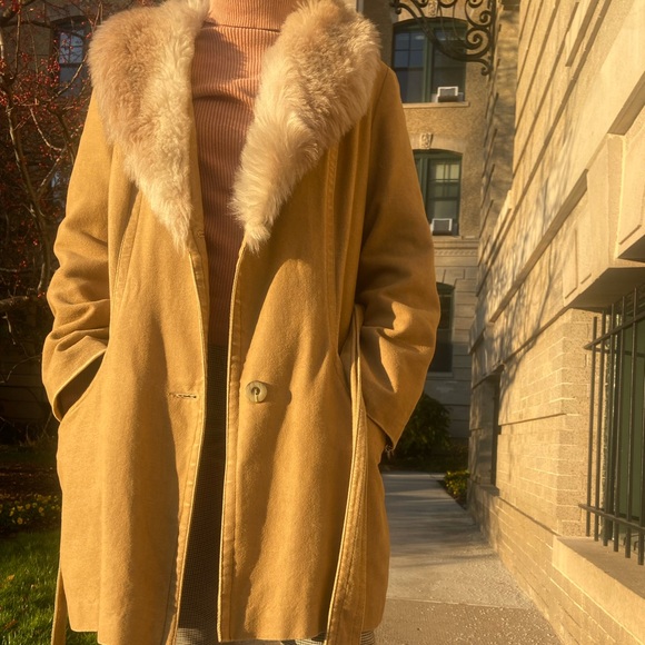 SALE 1970s faux fur lined mid length camel coat - Picture 3 of 5